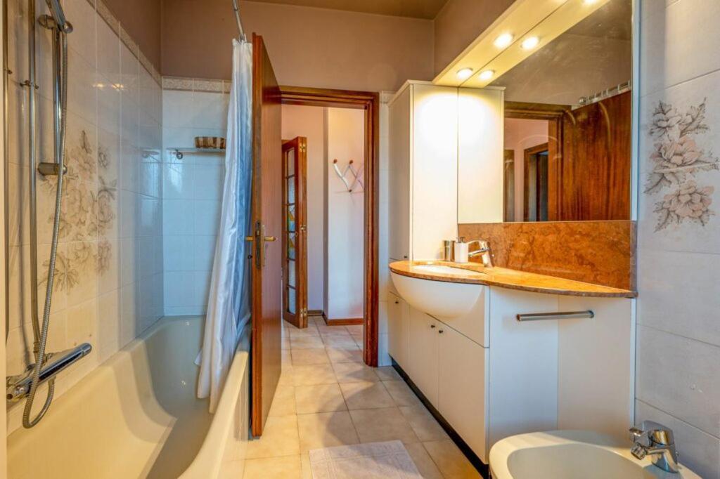 Villa Iris -Pet Friendly Stay - Garden - Private Parking- Bike Friendly Holiday House Colico Dış mekan fotoğraf