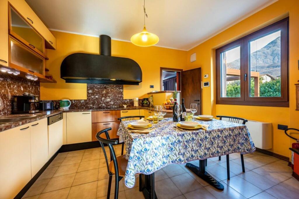 Villa Iris -Pet Friendly Stay - Garden - Private Parking- Bike Friendly Holiday House Colico Dış mekan fotoğraf