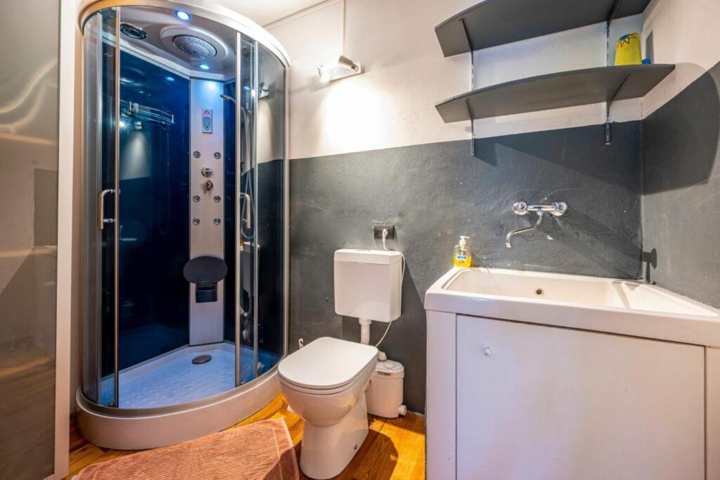 Villa Iris -Pet Friendly Stay - Garden - Private Parking- Bike Friendly Holiday House Colico Dış mekan fotoğraf